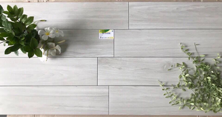 Gạch lát nền giả gỗ Bạch Mã có thể trang trí cho mọi phòng trong nhà bạn. Hãy xem hình ảnh để cảm nhận vẻ đẹp tự nhiên và giá trị của chúng.
